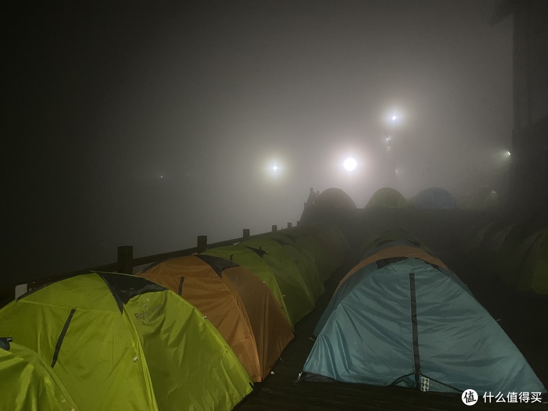 夜里潮气很大，雾蒙蒙的，很多人住在帐篷里