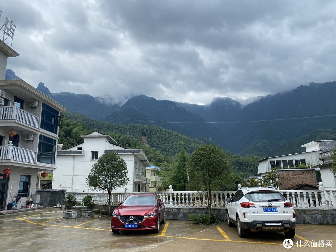 名字叫酒店，实为民俗，还有一个大院子可以停车