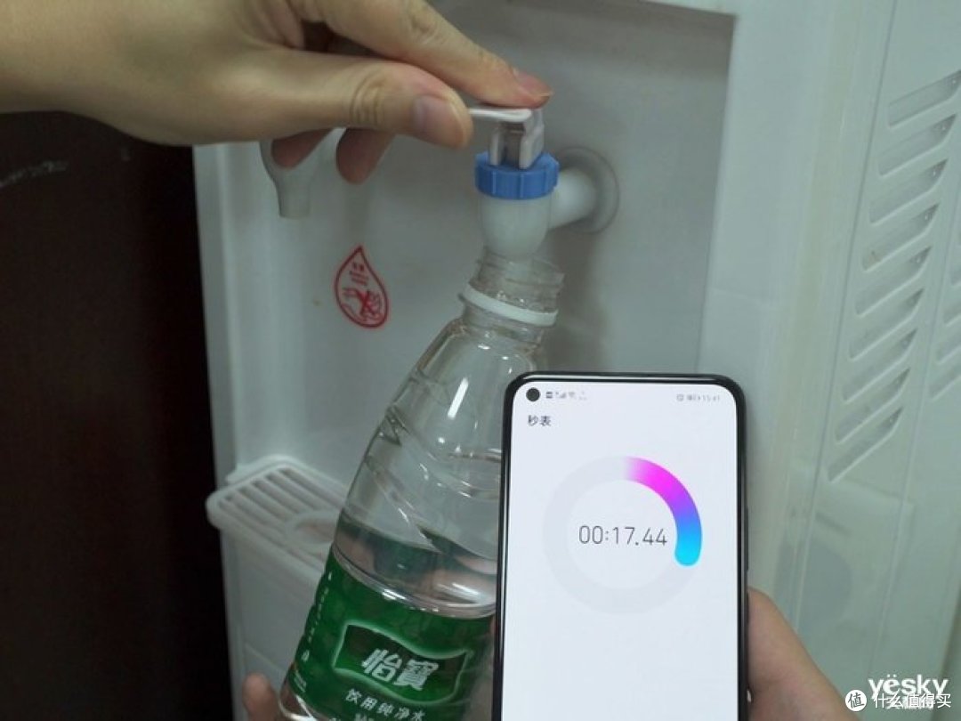 68普通家用饮水机,装满一个555ml矿泉水瓶,用时约17秒