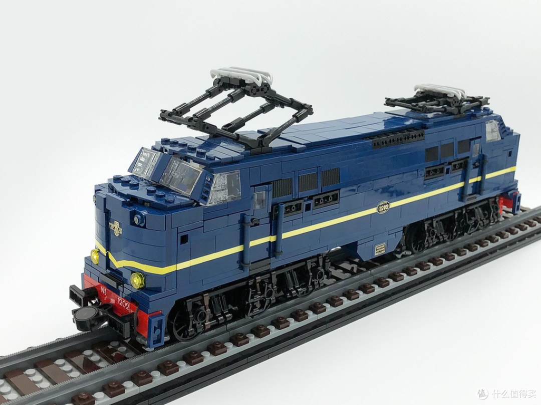 这个由ervvin创作的乐高火车让我想买下一张可以乘坐的车票.