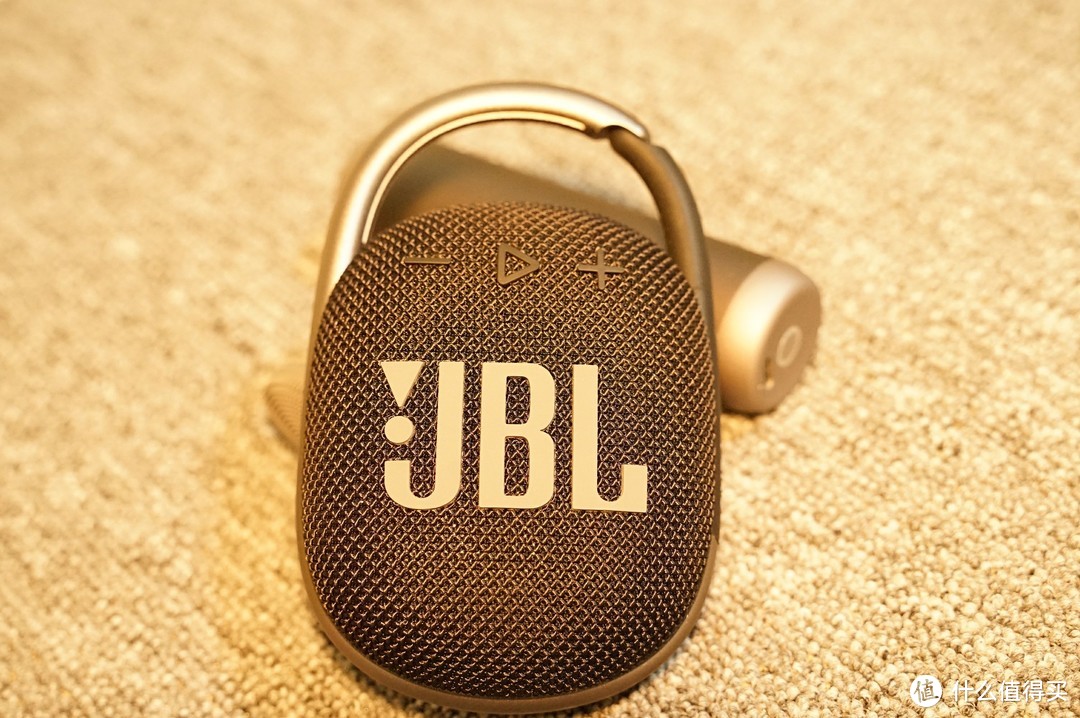 你一挂，我一挂，使用超级方便且自带挂钩的JBL CLIP4蓝牙音响