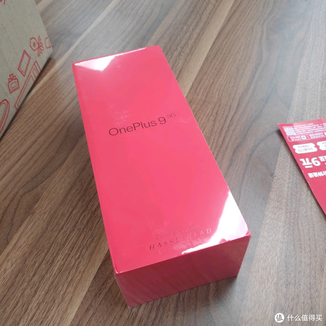 红色外包装，确实挺sao，盒子的阻尼确实如网上所说，阻尼比较大。