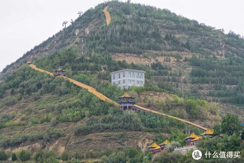 远看山势，黄颜色蜿蜒至山顶的就是长廊