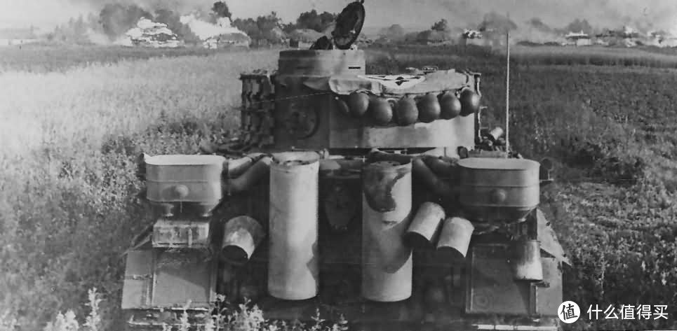505营另一台未知车号的虎式，炮塔上挂满了钢盔。
