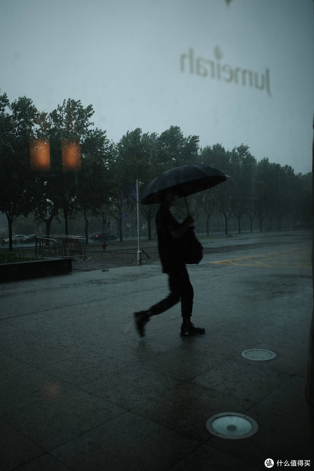 暴雨之下依然有人在路上穿梭——于旅馆拍摄