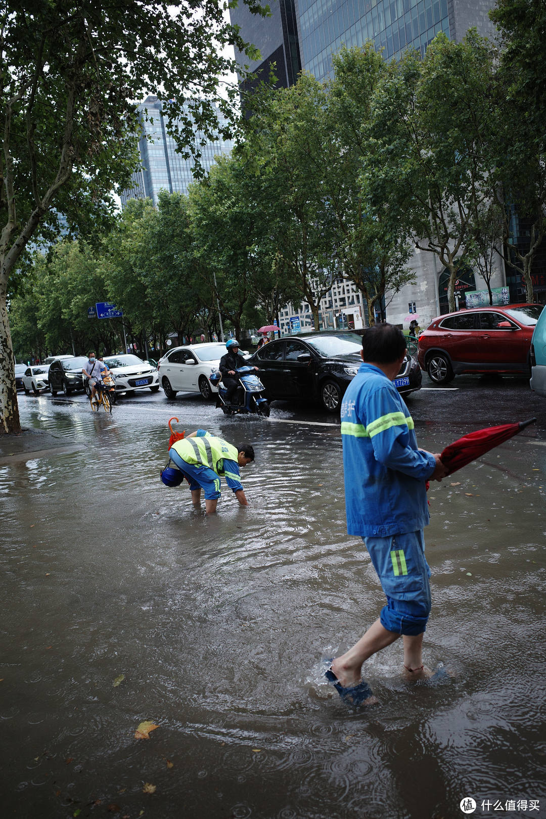 雨中劳作的环卫工人