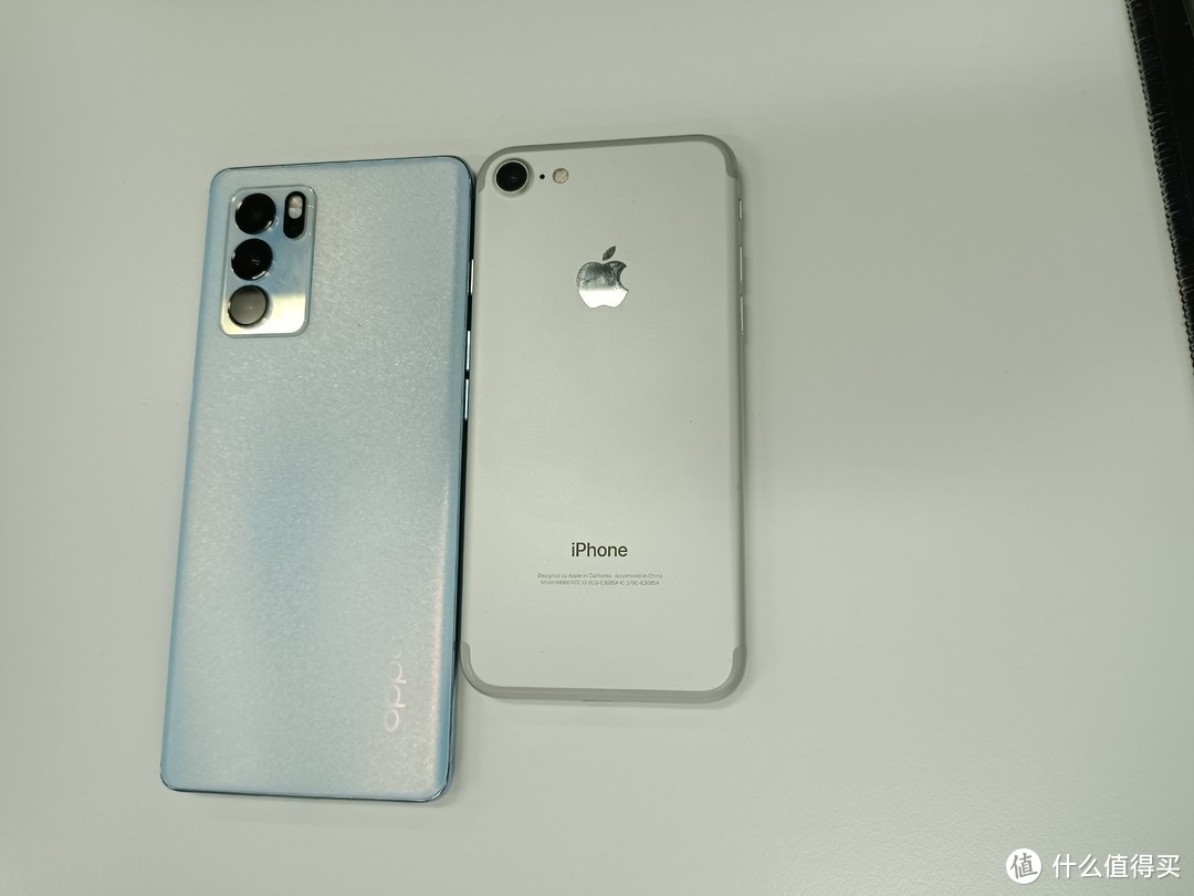 后背与iphone7的对比，明显更加闪，另外尺寸上可以看出，比iphone7是宽了不少