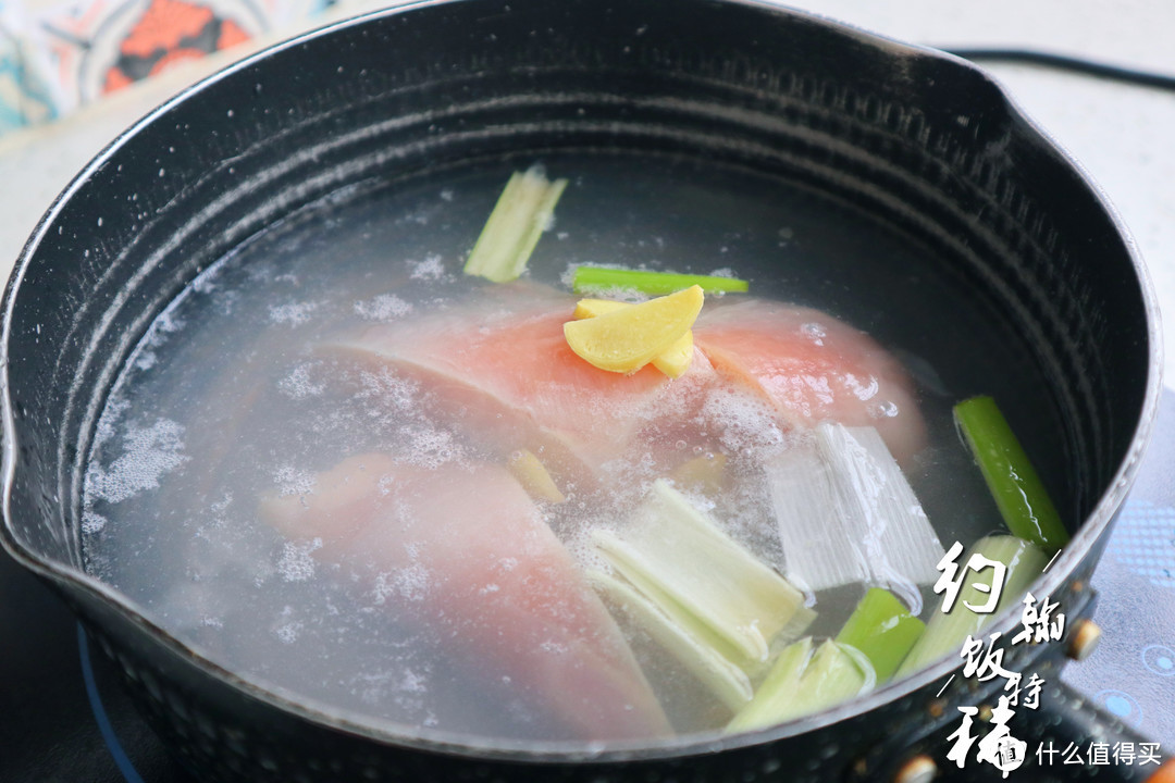 鸡胸肉吃出新花样，口感鲜辣有嚼劲，10分钟就能做好，配米饭绝了