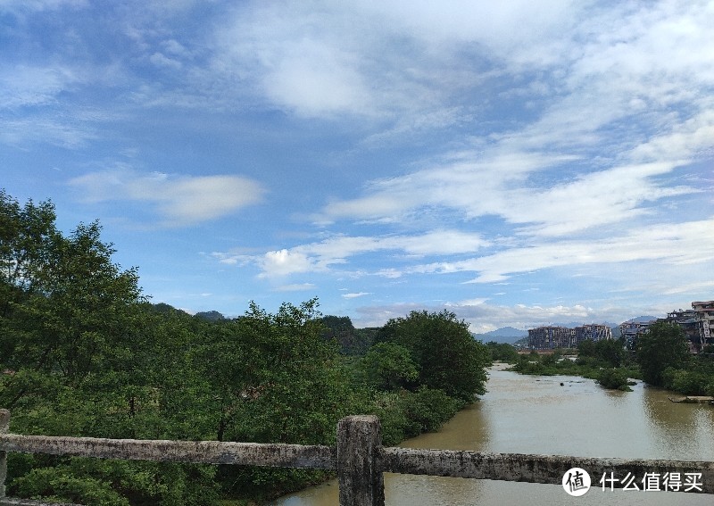 雨后，所以河水很浑浊