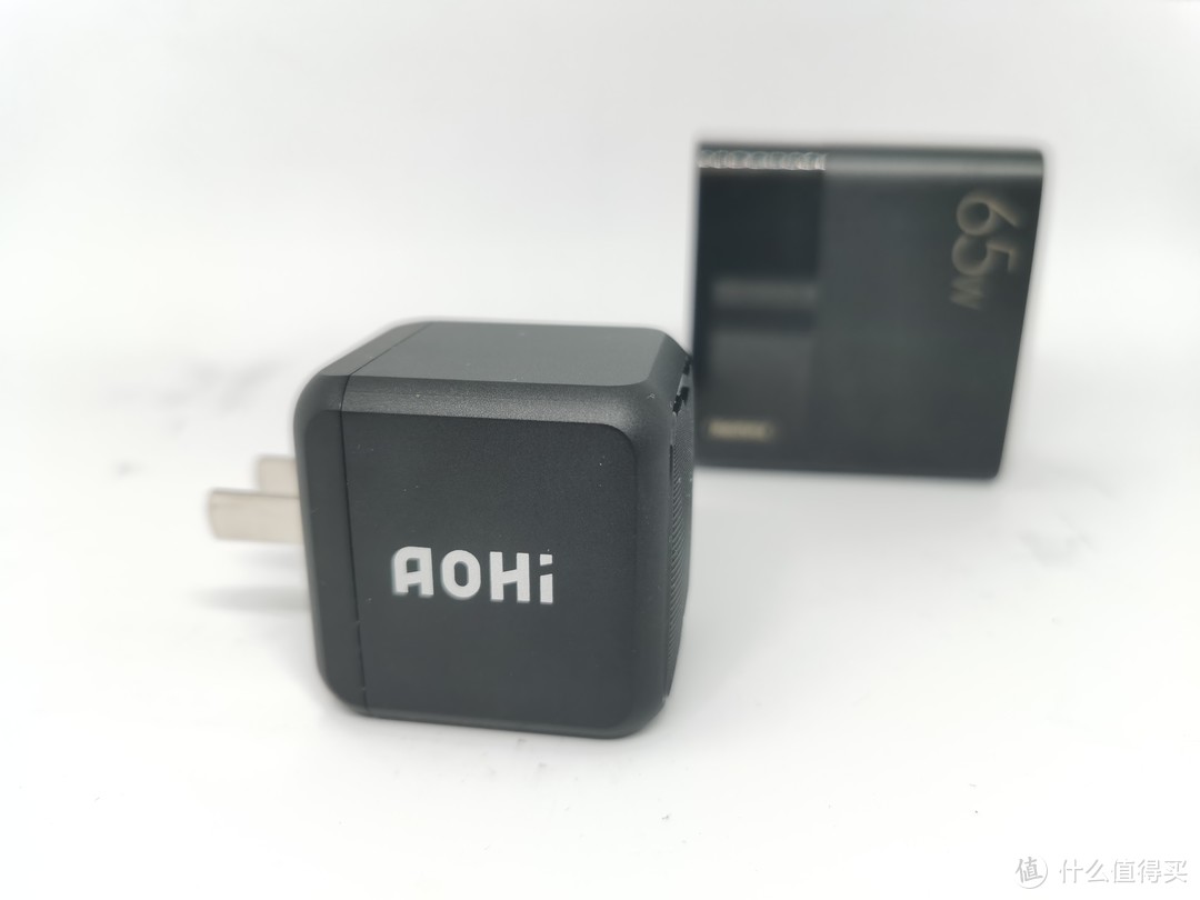 出行充电一个就够了AOHi 65W氮化镓快充PD充电器（轻便、指示灯、多协议快充、GAN+）轻晒