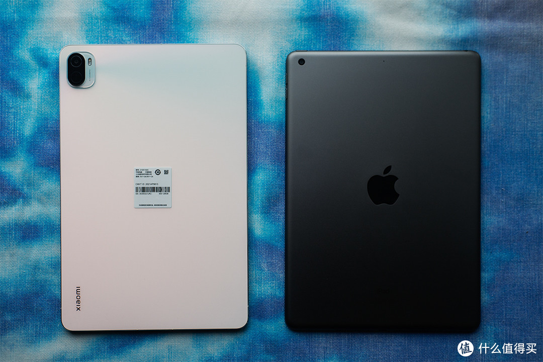 左：小米平板5，右：iPad 2020（背面）