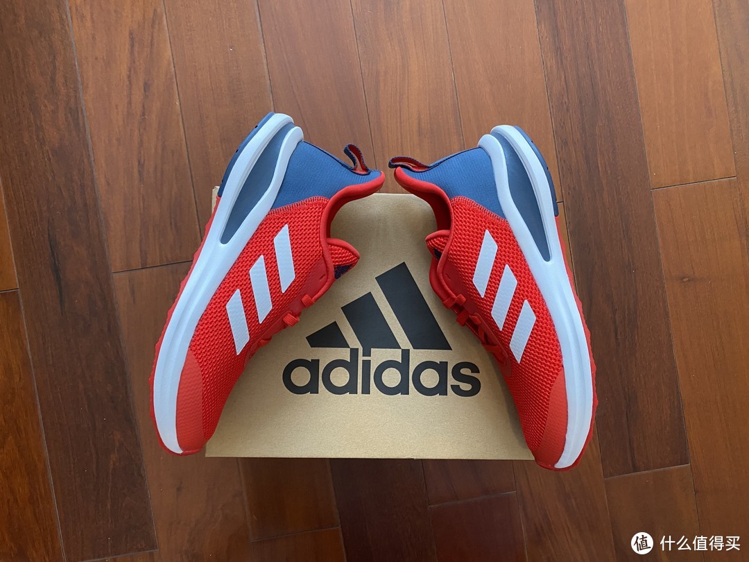 轻便的adidas FortaRun FY1337运动鞋