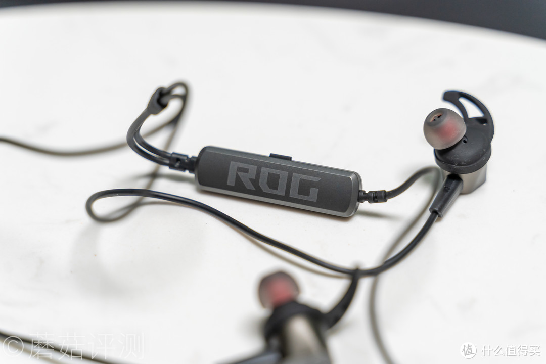 外观精致、体验完美的电竞有线耳机、ROG降临2 RGB版入耳式游戏耳机 评测
