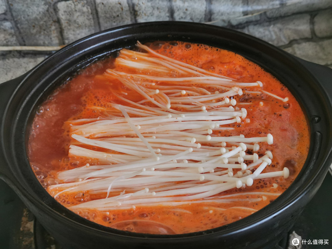 把金针菇和火腿放入锅中大火煮开