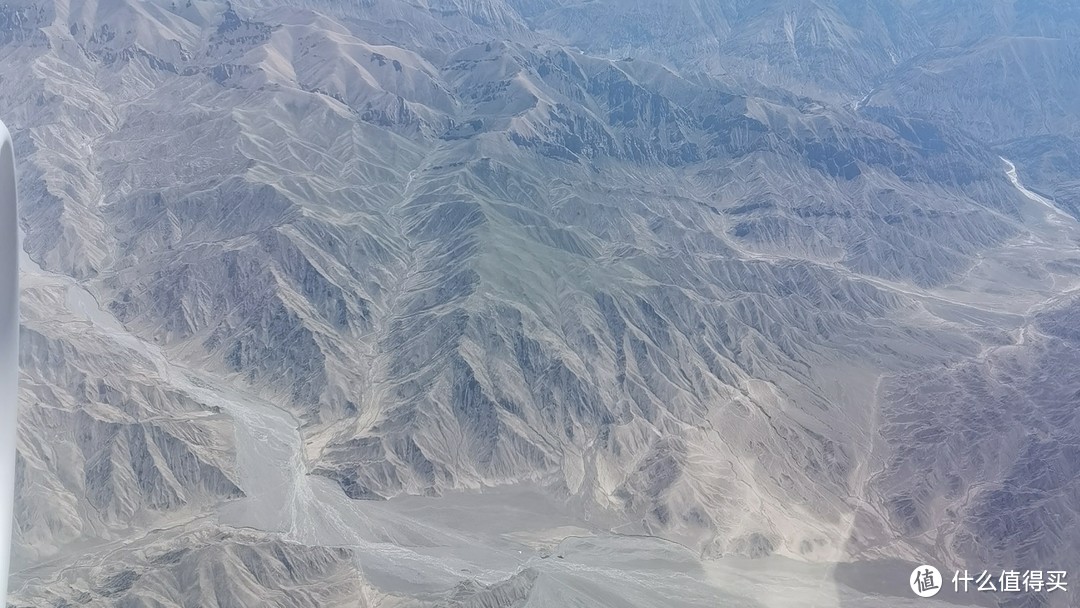 从飞机上俯瞰甘肃的地形