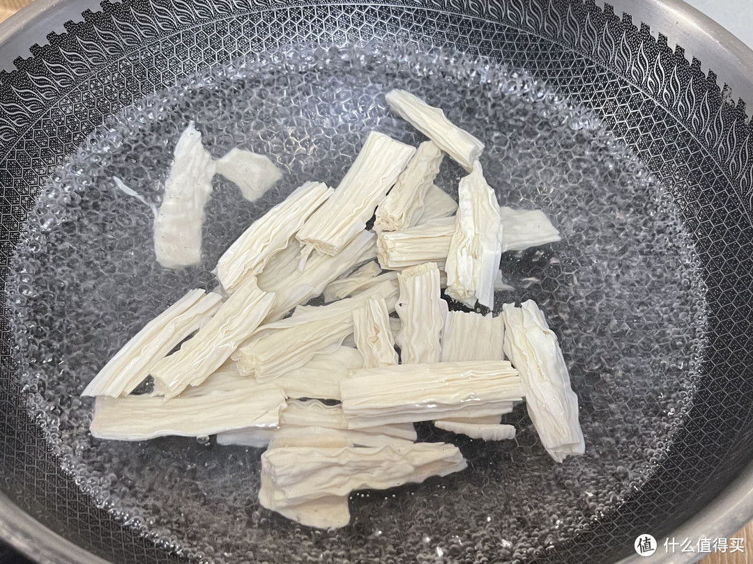 凉拌腐竹怎样才能做出饭店的口感？清爽Q弹太香了，十分钟就上桌