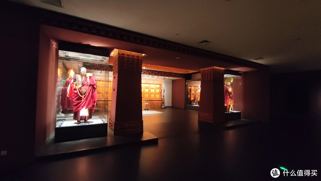 藏族僧人服饰，展馆特意修建为藏庙风格