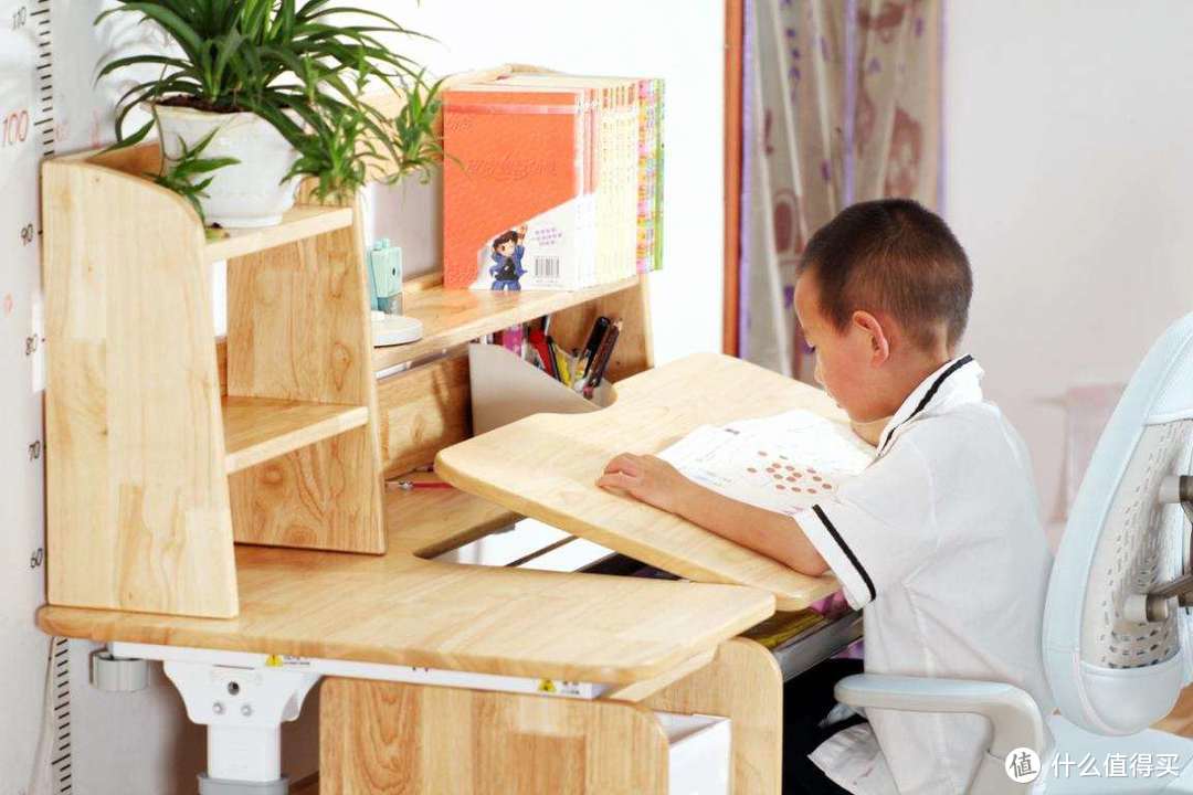 孩子开学的礼物，斯芬达勤学者学习桌体验，实木材质+可升降+多角度