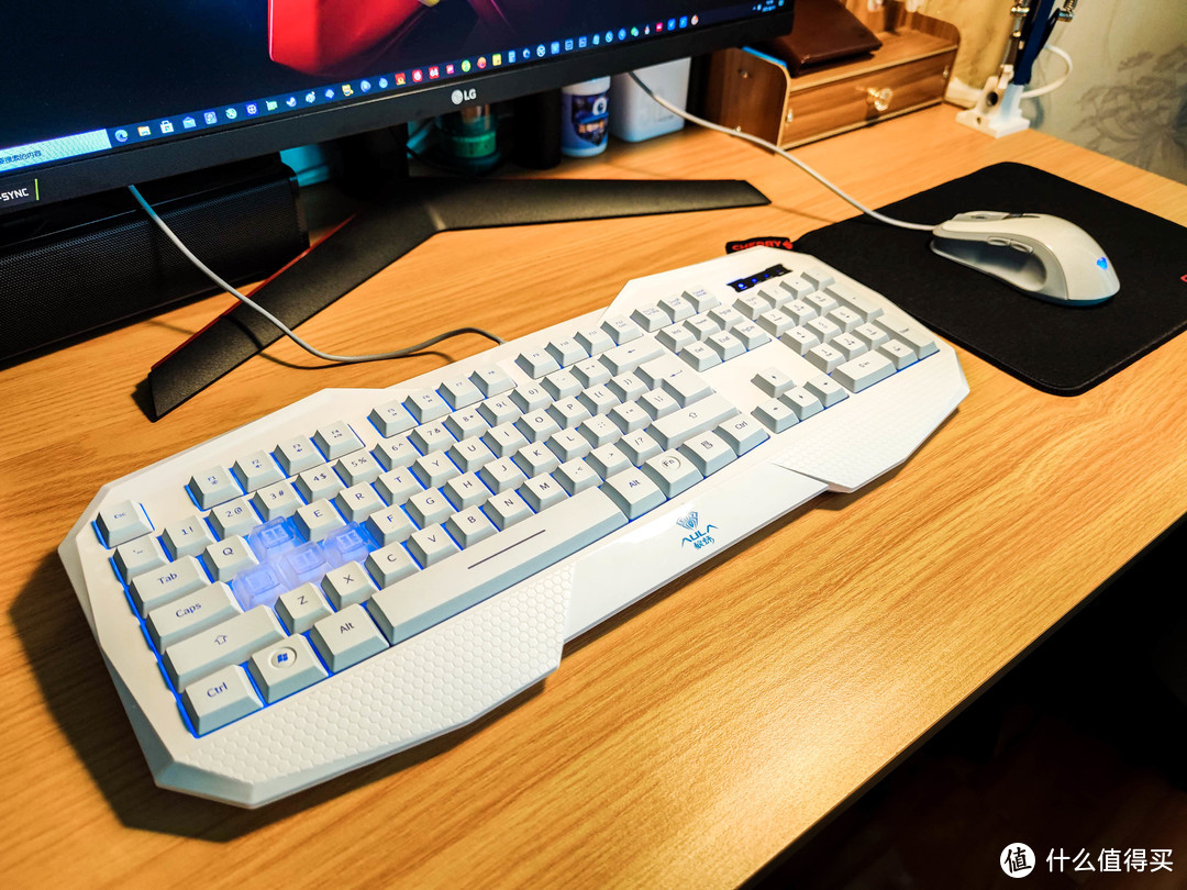 键盘自带LED冰蓝色背光，可以按Fn+小键盘区的8、2键切换灯光亮度、呼吸灯效果