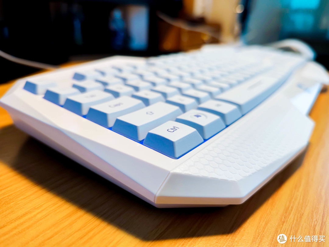 键盘侧面也是用了很多X型切割设计方案