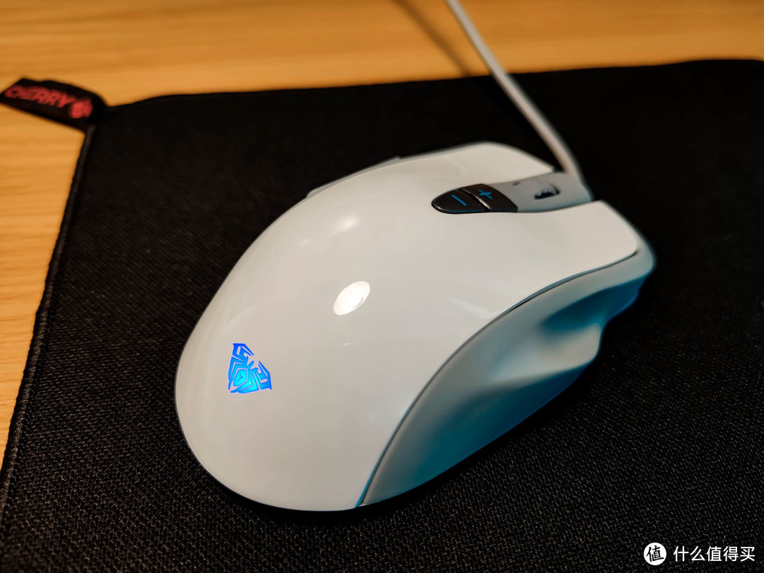 鼠标的颜值着实很高，感觉这套键盘有点配不上它╮(╯▽╰)╭