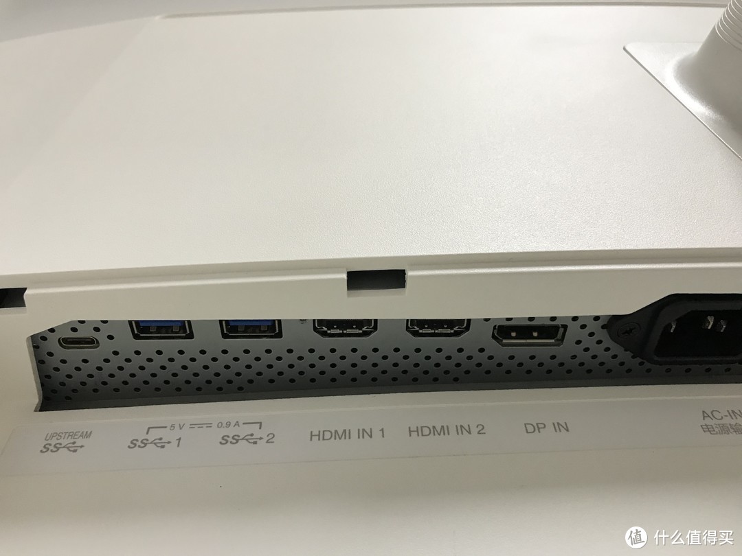 附带接口：type-c×1、USB3.0×2、HDMI2.0×2、DP1.4×1、电源接口×1。