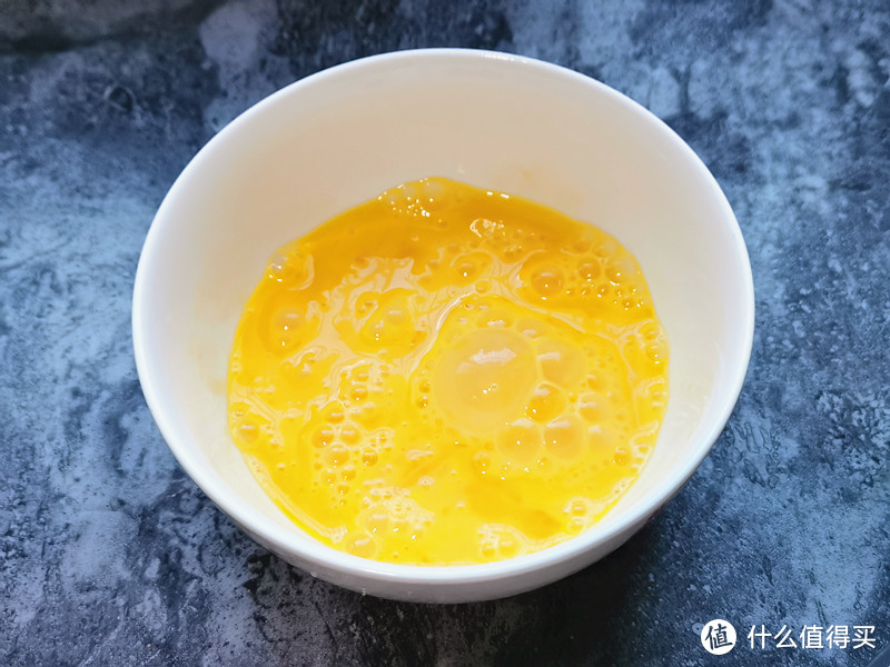 鸡蛋在碗中打散，加上盐用筷子搅匀；