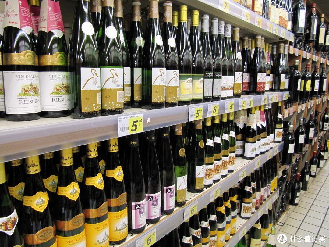 (不要再相信国外人经常喝十来块人民币的葡萄酒了，促销货架区的价格通常在5-6欧元，乘以汇率7.8，然后43%综合税大概在50-80之间)