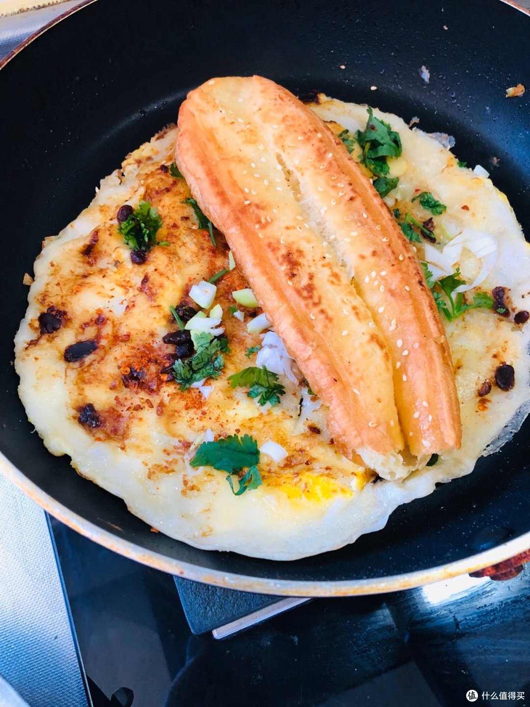 挂炉烤鸭用薄饼抹酱卷葱丝和鸭肉片,这种吃法确实是借鉴了山东煎饼卷