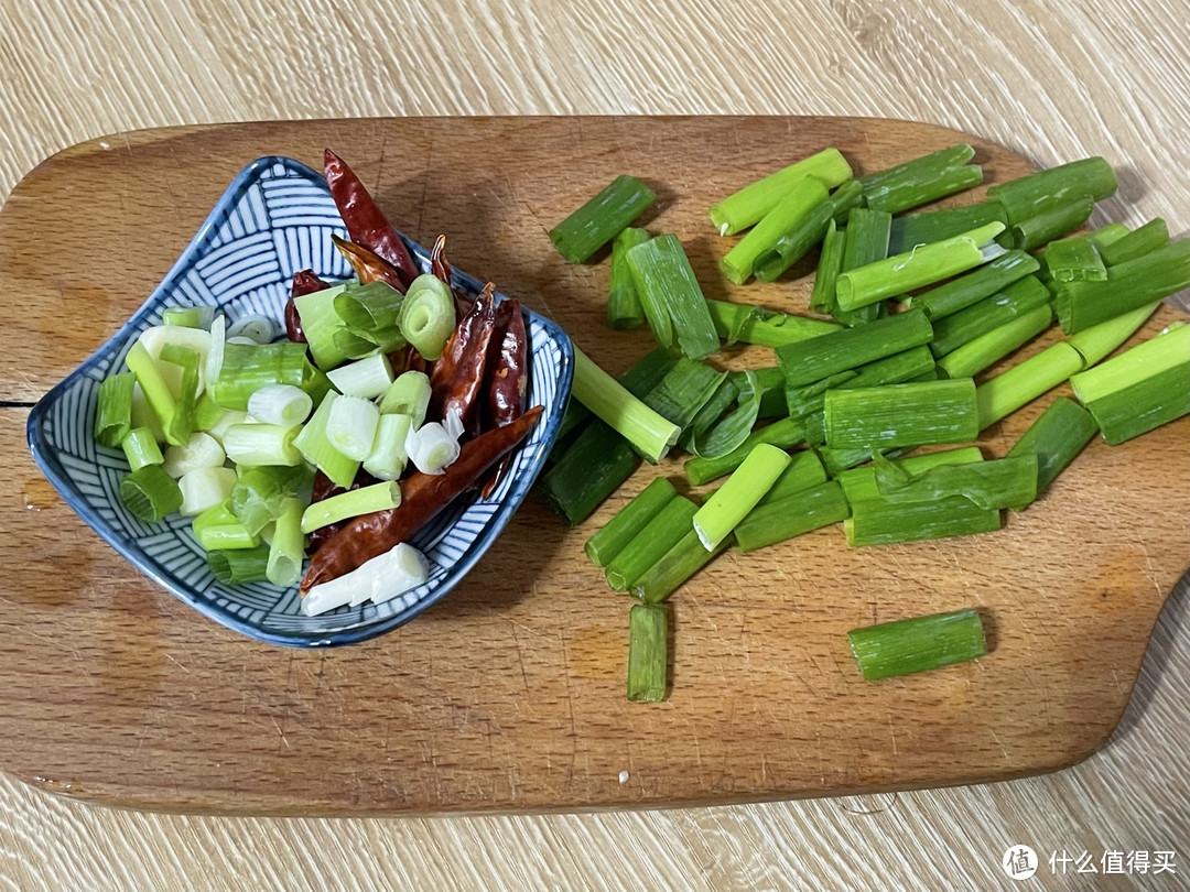 干豆腐别再炒着吃了，加一把粉条，香辣好吃，汤汁浓郁，没肉也香