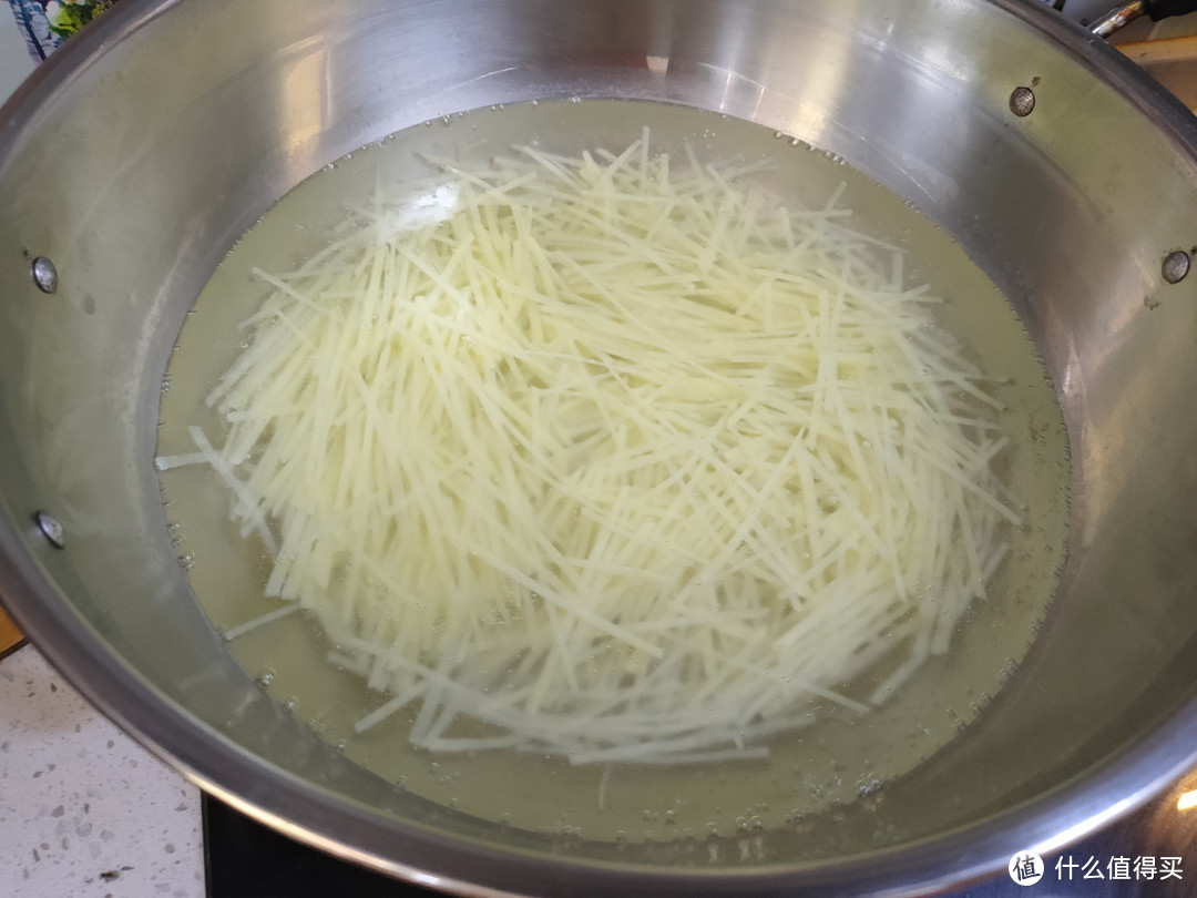 做凉拌土豆丝，别直接下锅焯水，多加一步，土豆丝脆爽入味不发黑