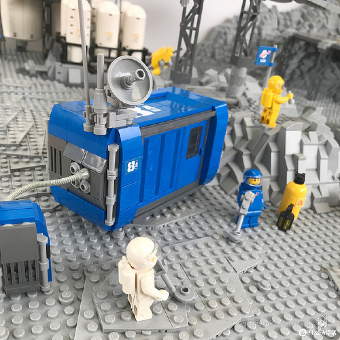 太空基地实验室重现上世纪大热的太空主题场景