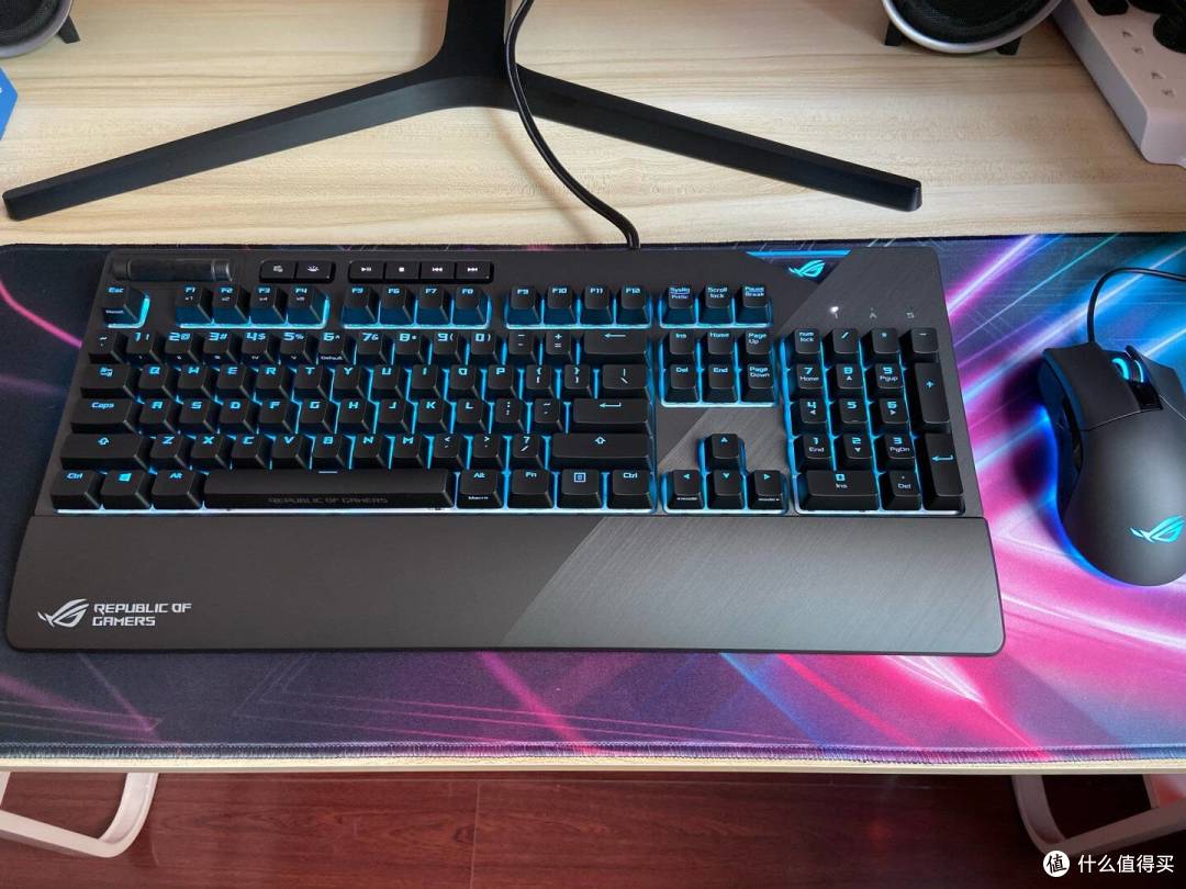炫酷外观樱桃轴rog耀光机械键盘评测