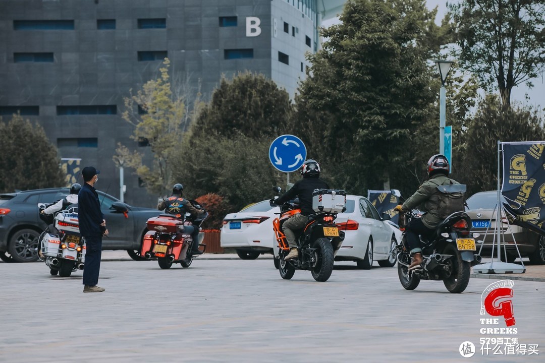 跟在ktm 1290后面气势也没有逊色多少