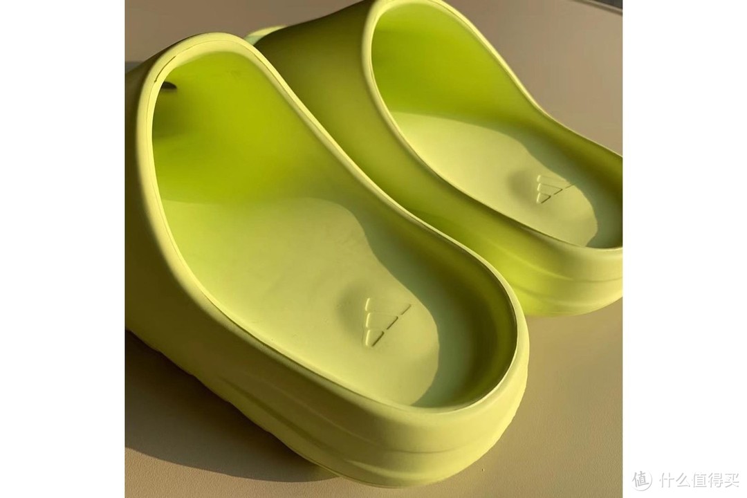 夏天最火的鞋款之一“YEEZY SLIDE”，再推出荧光绿新配色！