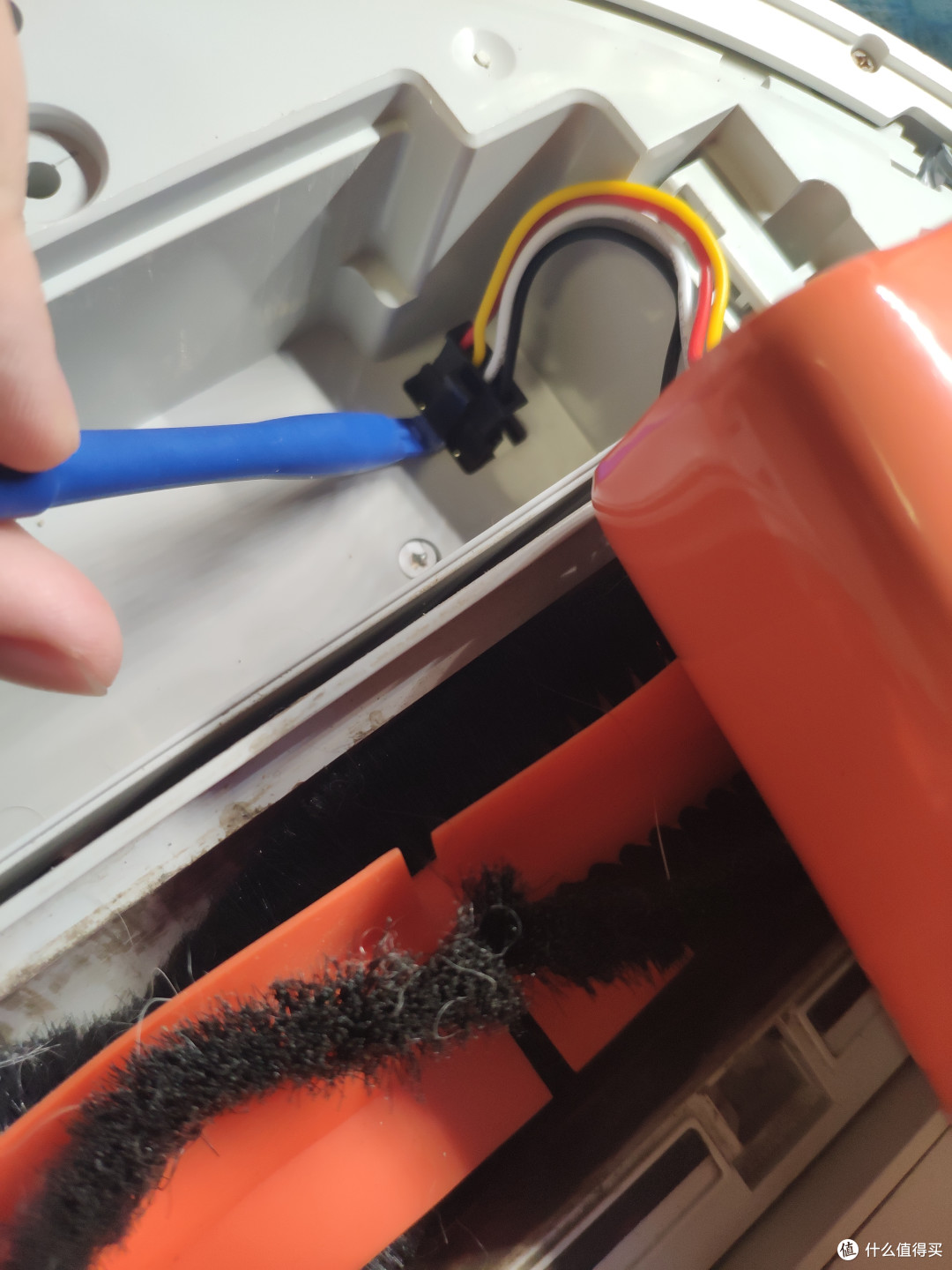 这个电池是真的很难拆 都怕把底座拽下来了 后来自己发现这招 撬棍这里翘轻松下来