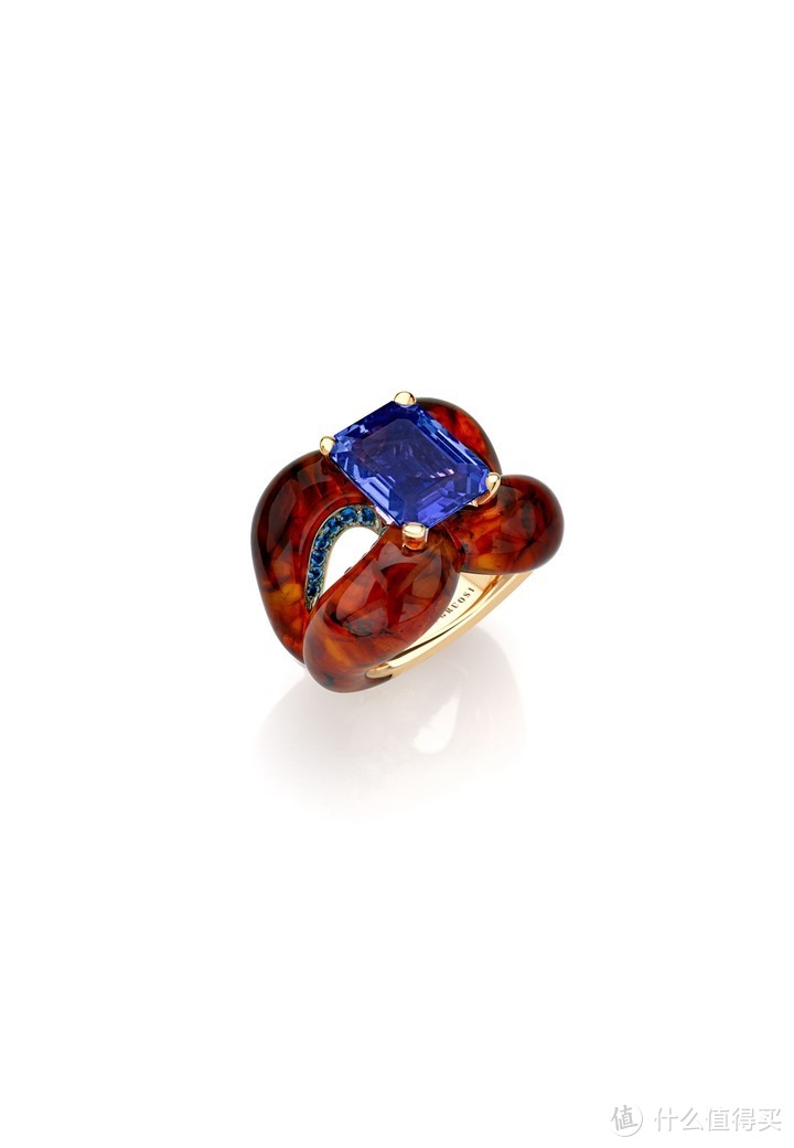 玫瑰金戒指，镶蓝宝石，琥珀18k 玫瑰金琥珀戒指，镶一颗 9.75 克拉祖母绿切割未加热锡兰蓝色蓝宝石、32 颗圆形明亮式切割蓝宝石和琥珀。