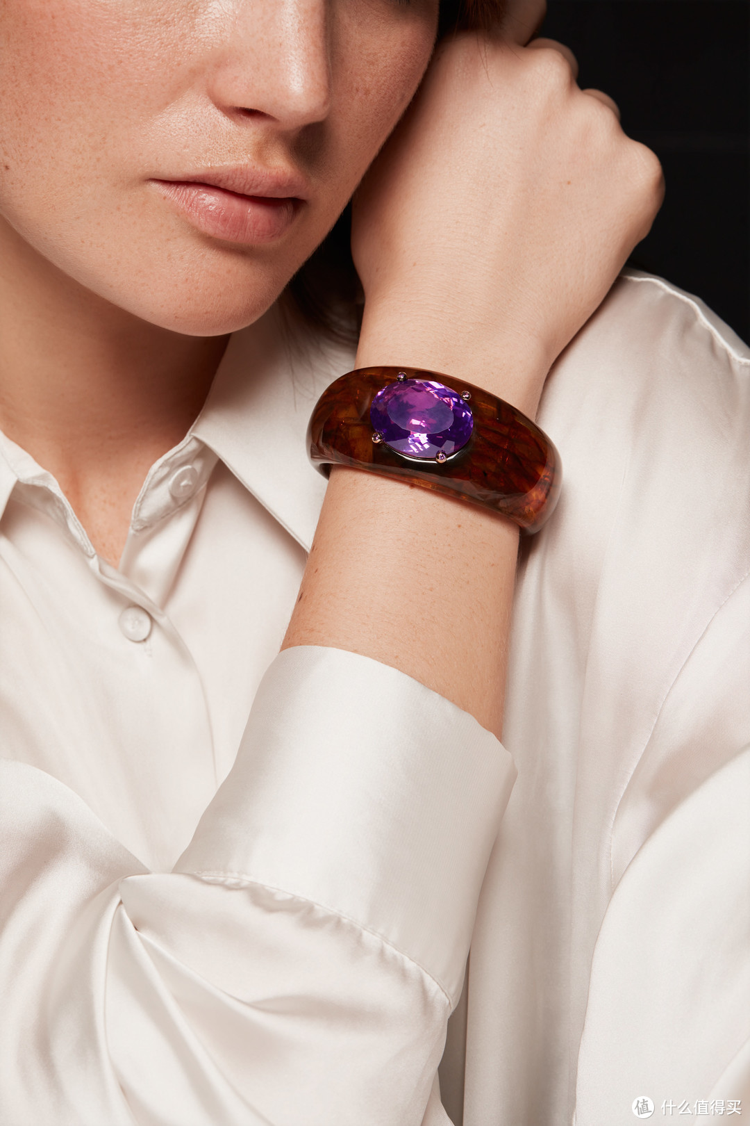 18k 玫瑰金琥珀手镯，镶一颗 42.8 克拉椭圆形切割紫水晶及16 颗明亮式切割紫水晶。