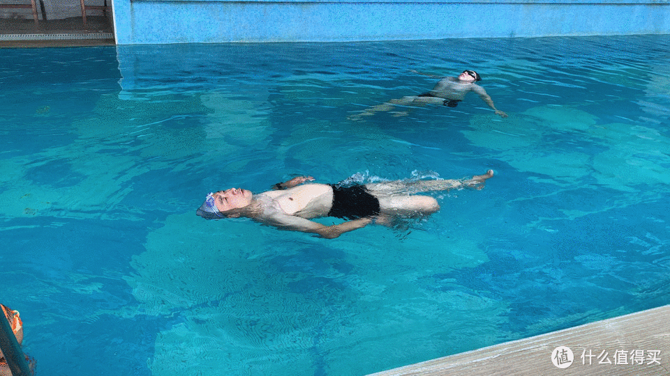蛙泳、自由泳不是最好选择？露头游才是最高境界，不同仰泳姿势教程