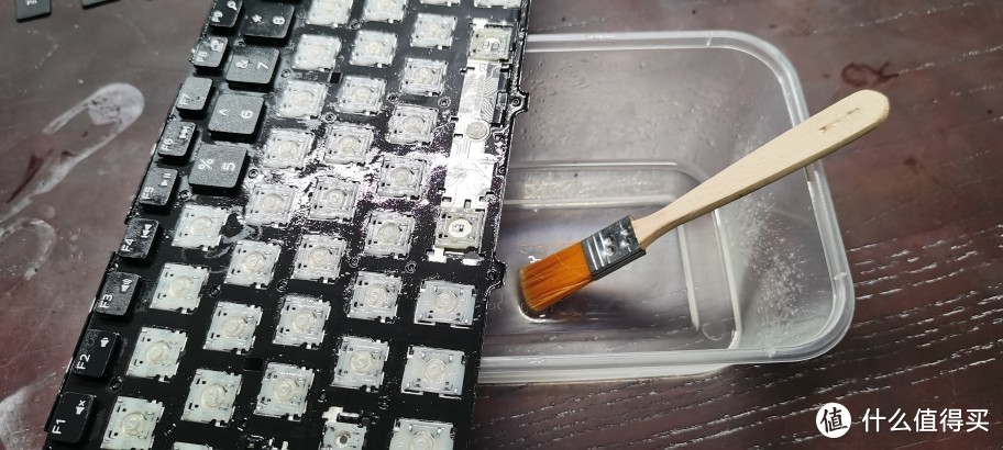 笔记本键盘被糖浆粘住了怎么办？