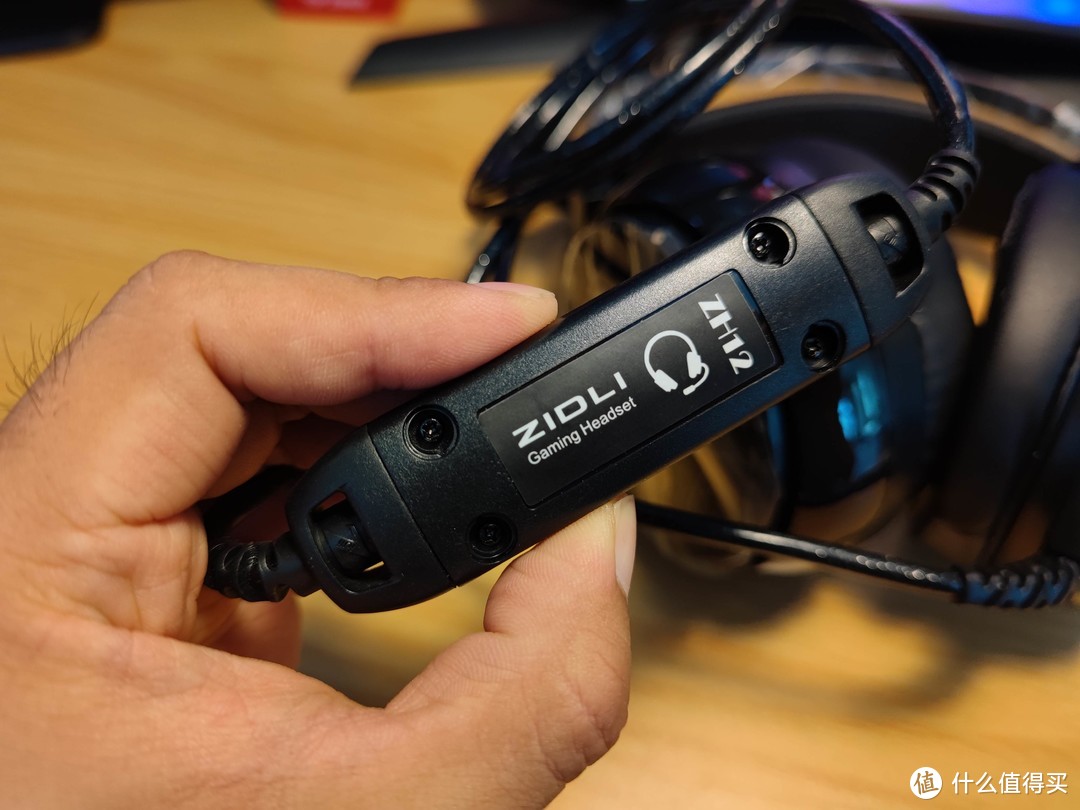 原始番号是ZIDLI磁动力ZH12，定位是百元级真7.1虚拟环绕声数字头戴式耳麦