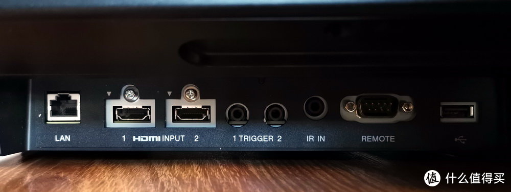 另一侧的接口不多，简洁实用为主。2个HDMI输入接口均支持HDCP2.2协议。