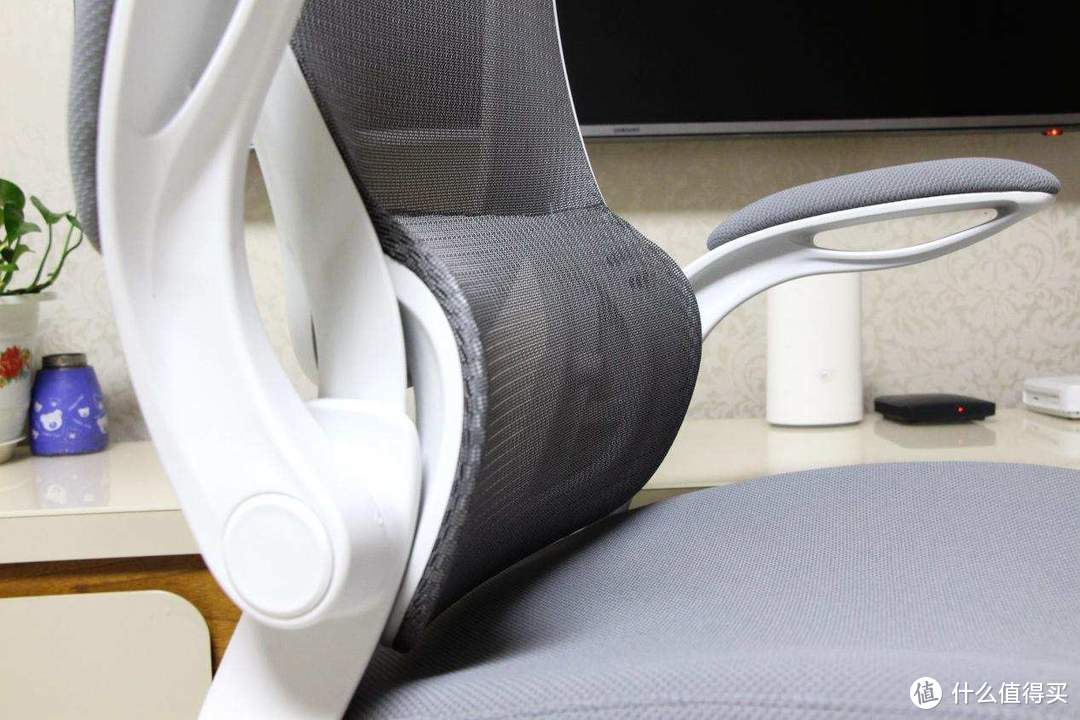 简约大气，护腰更可靠：UE 小H悬腰托人体护腰电脑椅