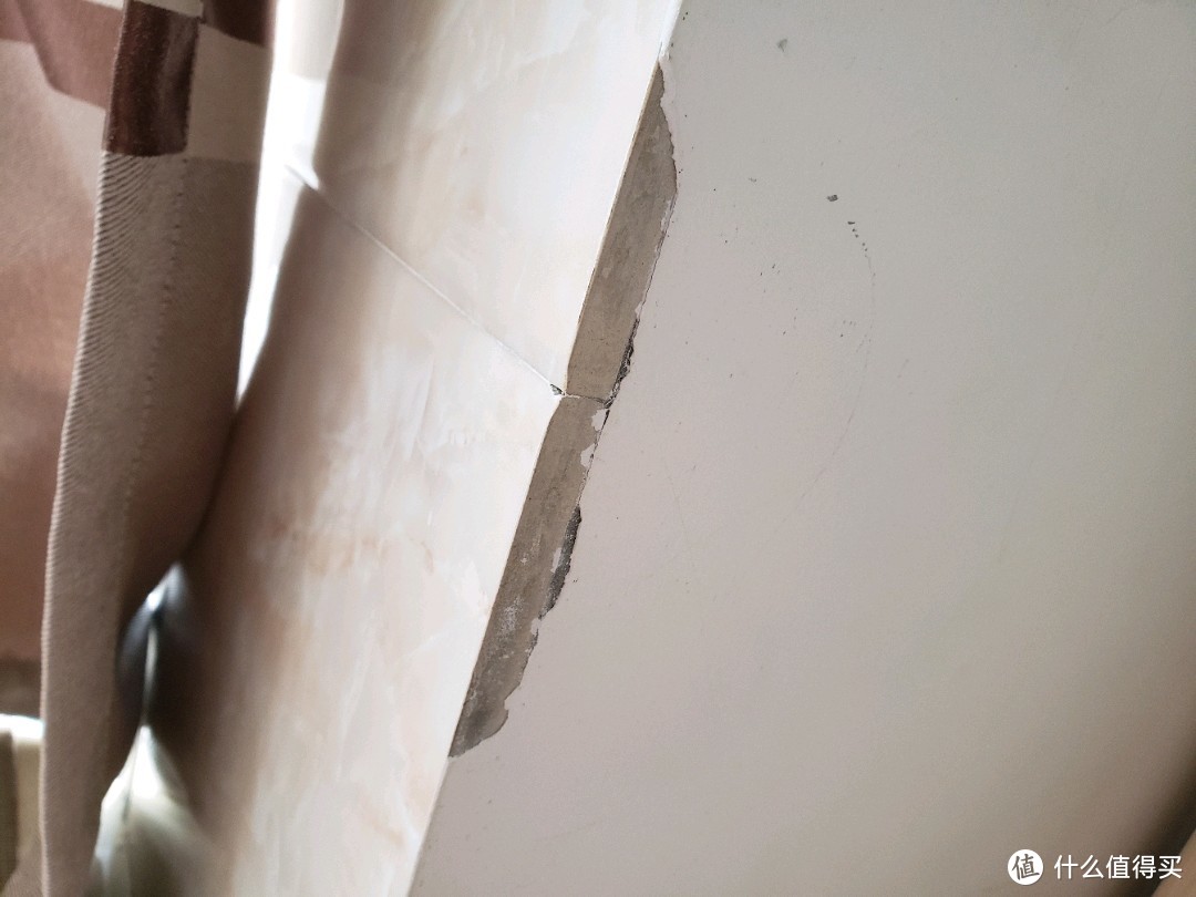 几块钱买支墙面修补膏，放了两年，终于自己解决家里的墙面问题