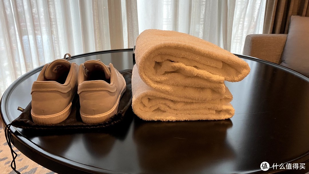 一双球鞋(44.5码）+两条大浴巾（模拟短途出差的替换衣物）