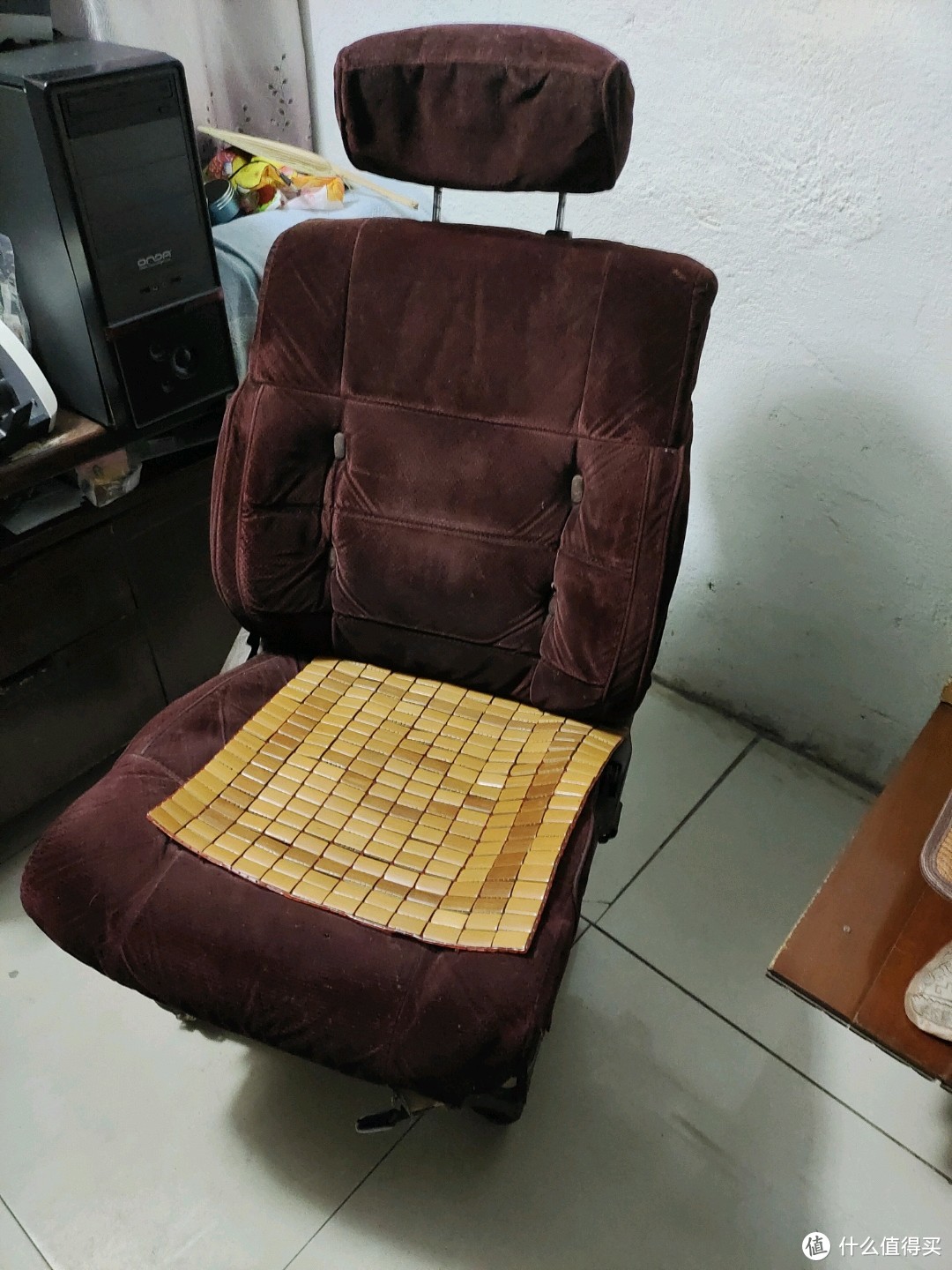 最后附赠服役了十几年的办公椅，以前的汽车座椅比较宽，质感还是不错的。不过因为被老鼠试图在坐垫位置钻孔，所以坐垫位置塌陷了，含泪更换。。。