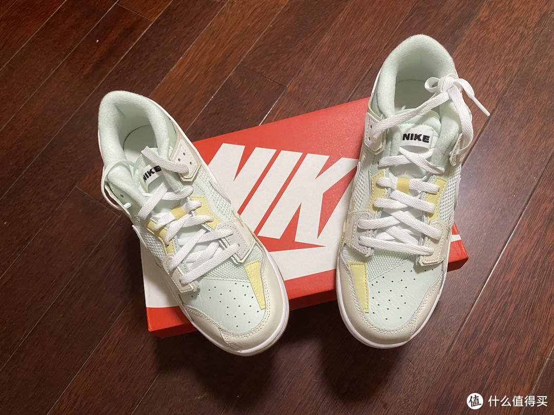 Dunk大卖后的衍生款Nike Dunk Scrap