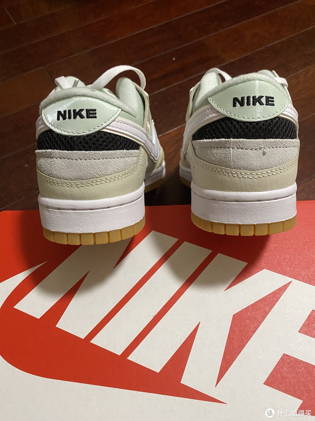 Dunk大卖后的衍生款Nike Dunk Scrap