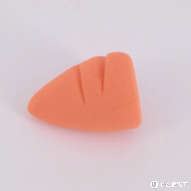 用橘红色的粘土揉成一个圆锥形，用刀状工具压出两道纹理
