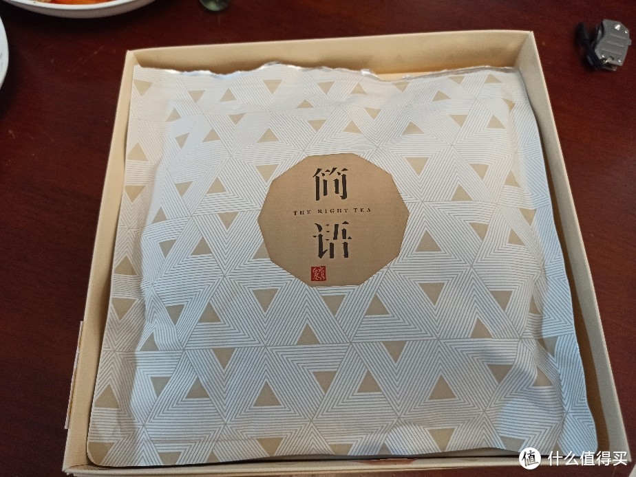 上半年封装的品品香简语系列白牡丹茶饼启封。